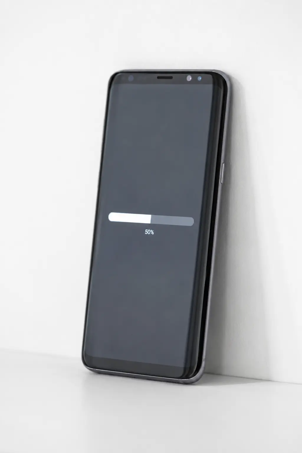 Samsung Galaxy S8 prikazan licem nagore sa dijalogom za potvrdu fabričkog reseta telefona