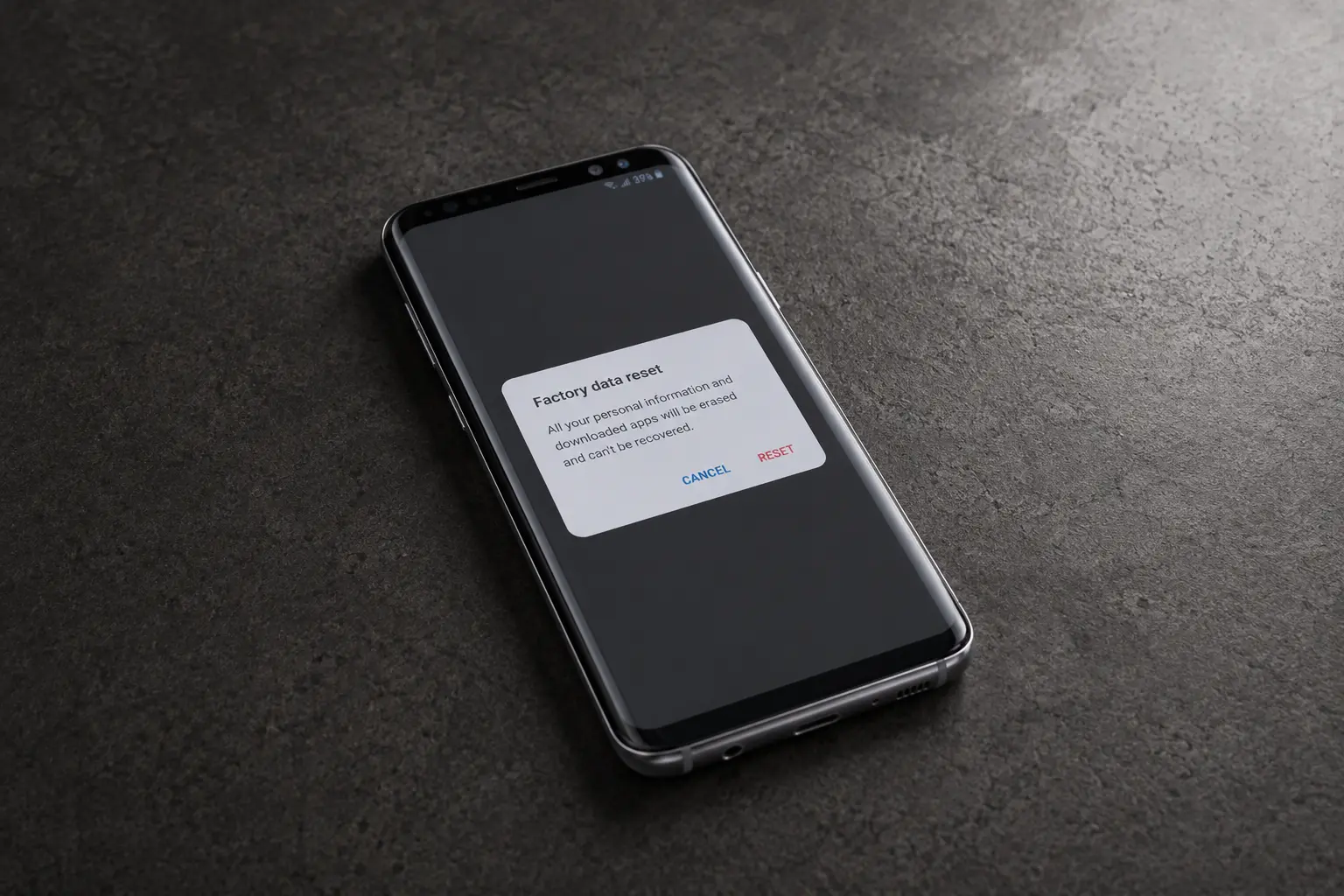fabrički reset telefona, Samsung Galaxy S8 na stolu pored laptopa i beležnice