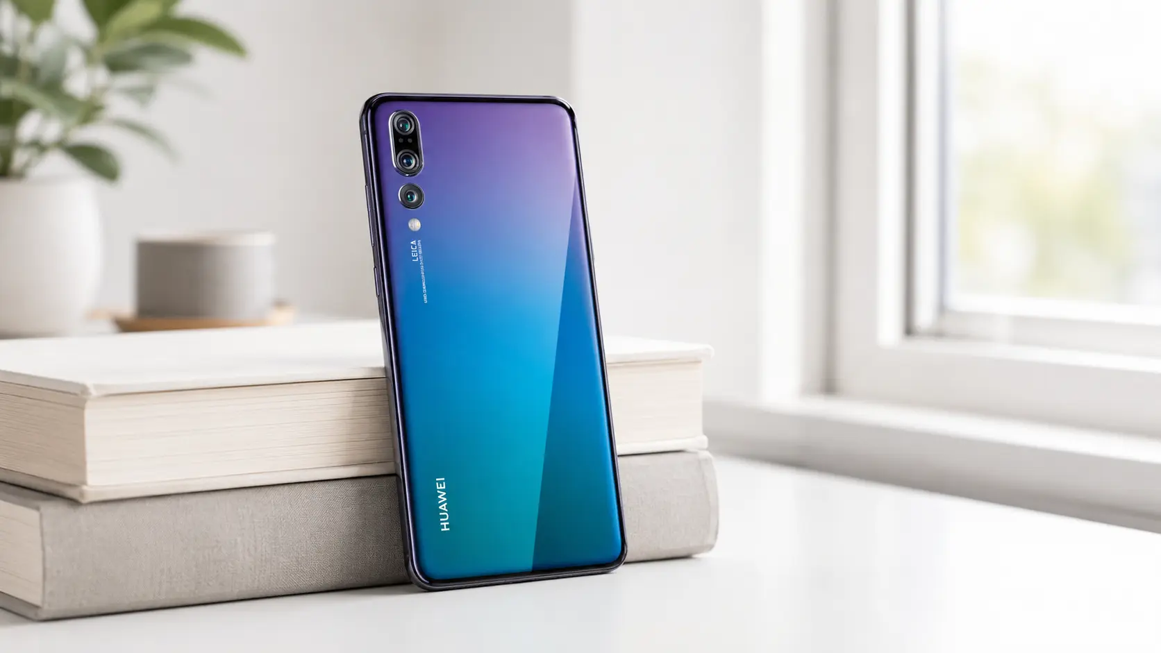 Huawei P20 Pro telefon sa najboljom kamerom do 400 evra na svetlom stolu